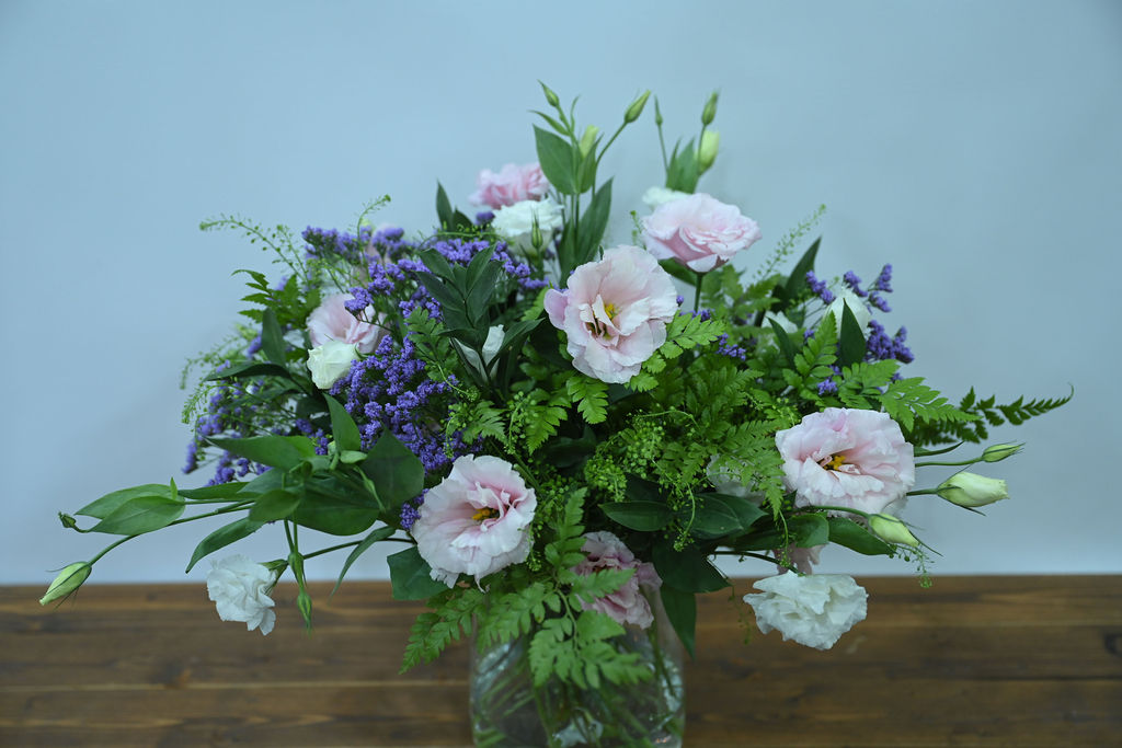 ⁦זר ליזי ורוד וסגול בשילוב ענפי קישוט וירק⁩ – תמונה ⁦3⁩