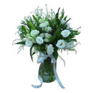 זר הלבנה - ליזי לבן עם שושן צחור בשילוב ענפי קישוט וירק עם רקע לבן